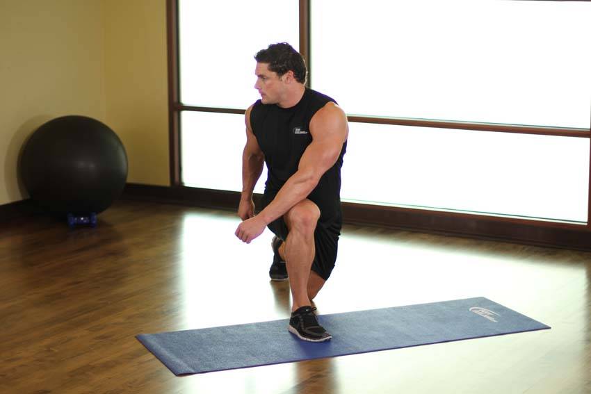 Crossover Reverse Lunge